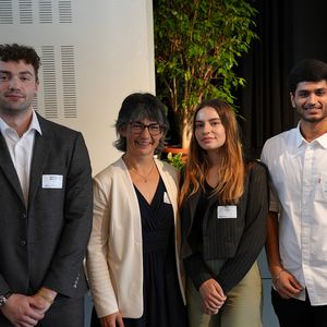Gruppenfoto mit zwei Frauen und drei Männern nebeneinander stehend 