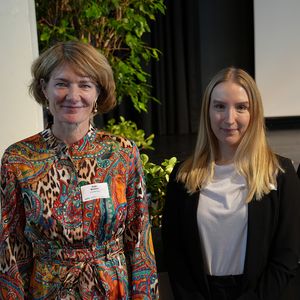 Gruppenfoto mit zwei Frauen und Mann nebeneinander stehend 