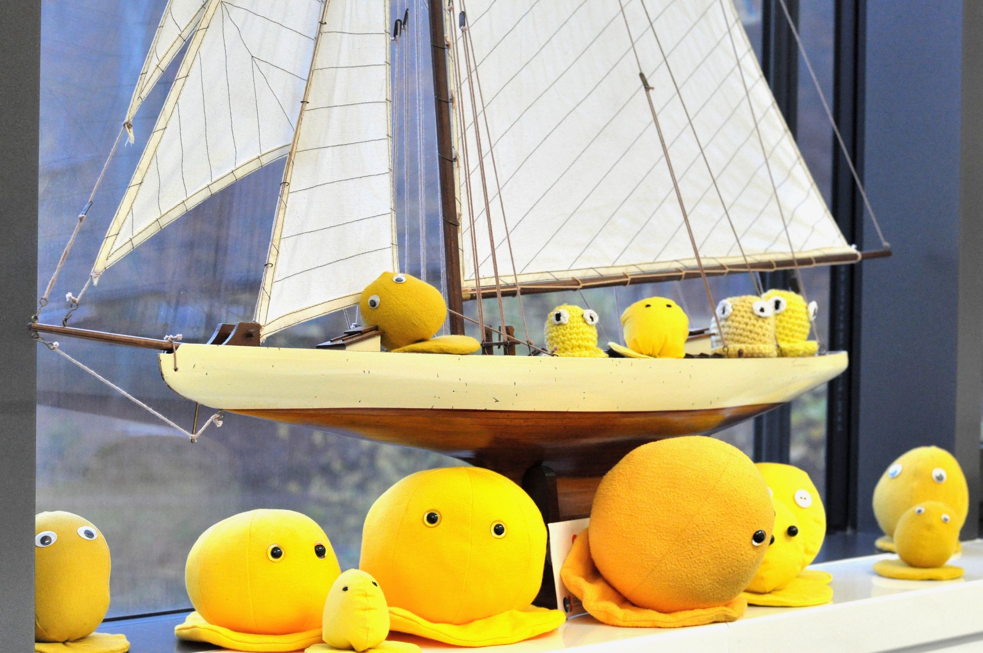 Gelbe Bakterienmodelle auf einem Modellsegelschiff