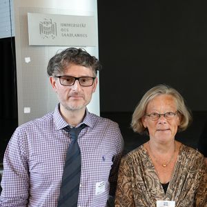 Gruppenfoto zwei Männer und eine Frau nebeneinander stehend 