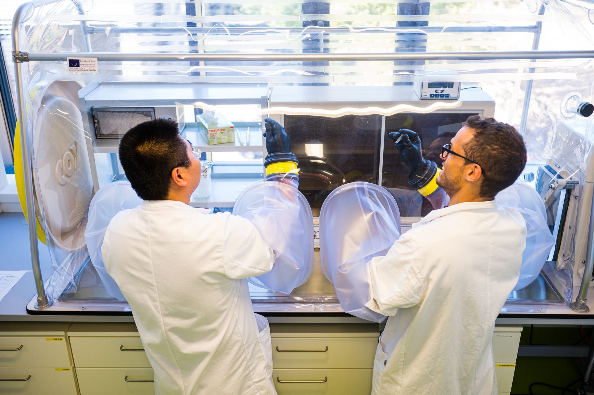 Zwei Forscher im Labor