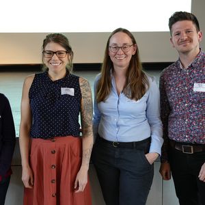 Gruppenfoto mit drei Frauen und einem Mann nebeneinander stehend 