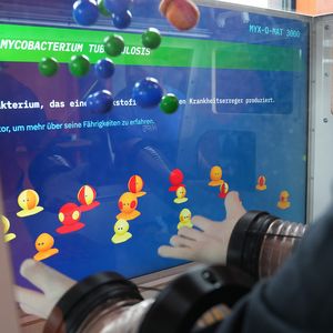 Einblick in den MYXO-MAT-3000 während eine Person diesen ausprobiert
