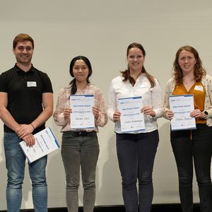 Gruppenfoto mit 6 Personen nebeneinander stehend, vier halten eine Auszeichnung in der Hand