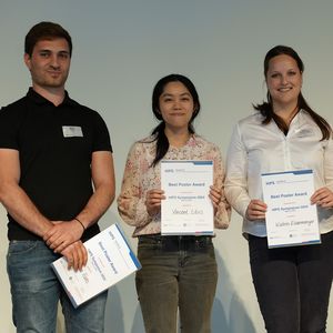 Gruppenfoto von drei Frauen und einem Mann, jeweils mit Auszeichnungen in der Hand