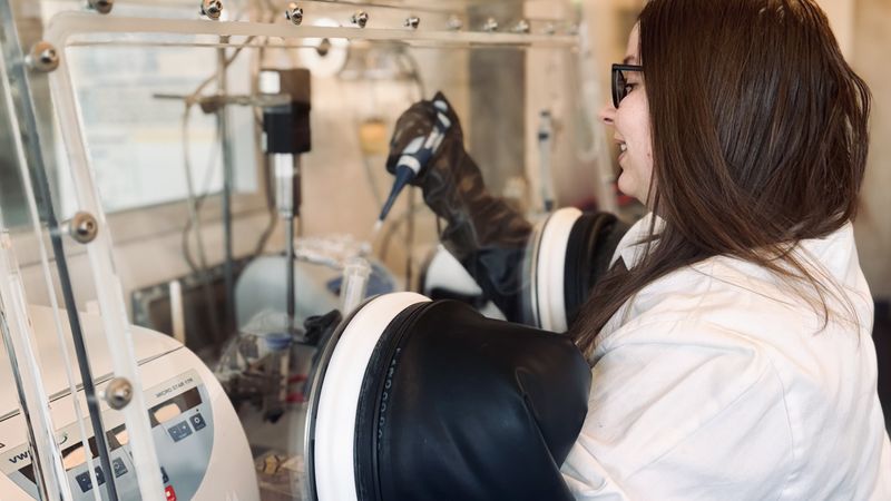 Elisabeth Strunk in the lab.