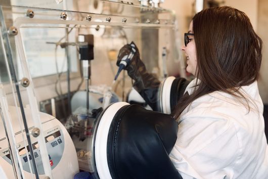 Elisabeth Strunk in the lab.
