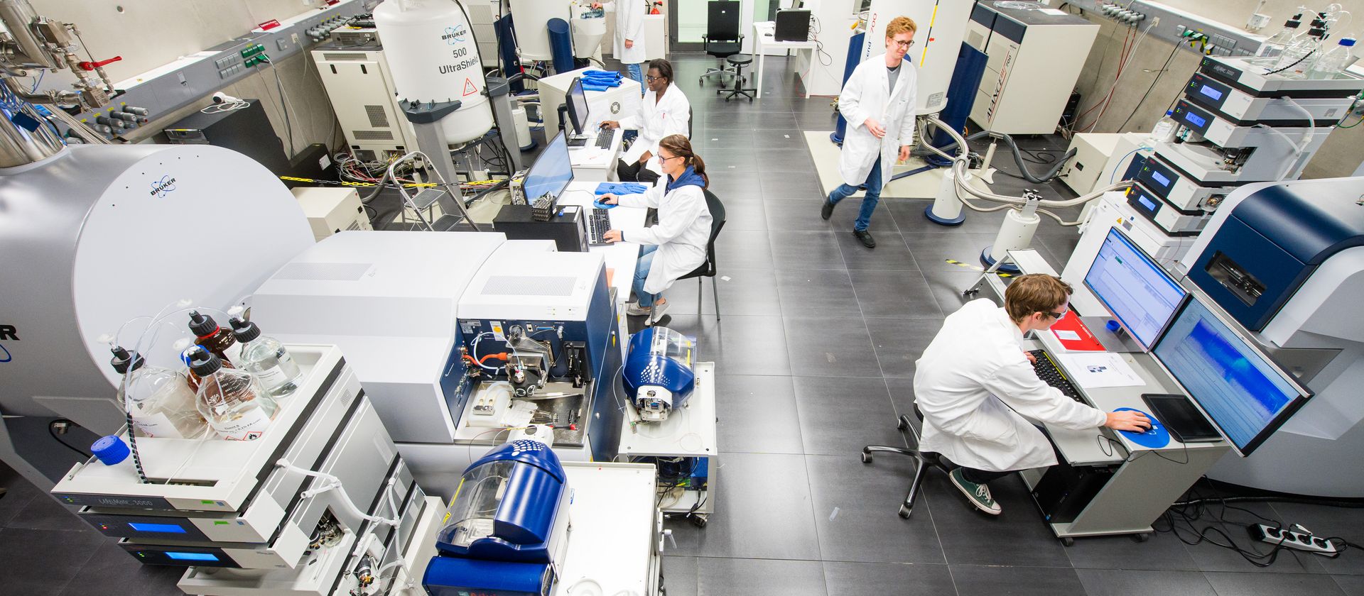 Massenspektrometer und NMR-Anlage am HIPS