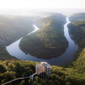Luftaufnahme der Saarschleife mit Baumwipfelpfad